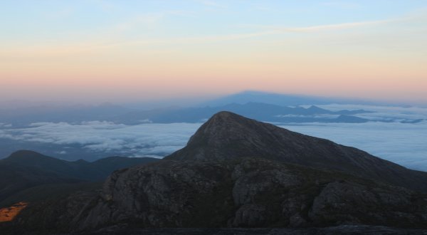 Pico do Cristal e, ao fundo, a sombra do Pico da Bandeira