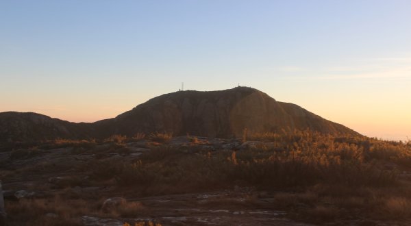 Ao fundo, nascer do sol no Pico da Bandeira